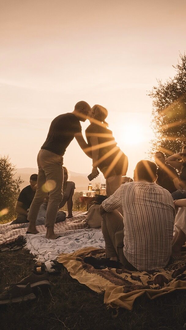 È stato un sogno ambizioso nato nel cuore di un freddo e umido inverno. Organizziamo un gigantesco picnic comunitario e un festival musicale in piena estate, ci siamo detti...! E così è nato il Biggest Little Picnic 💫. La nostra speranza era quella di creare un momento di relax per famiglie e amici, per riunirsi sotto il sole al tramonto con cibo, musica e tanta allegria. Che serata fantastica abbiamo passato!! 🎉🎉🌈✨ Grazie infinite a tutti voi che siete venuti, che avete mantenuto la calma quando sembrava che la tempesta stesse per abbattersi su di voi, che avete riempito i vostri cestini di cibo e vino e steso una coperta. Grazie a tutti voi che avete riunito i vostri amici e portato l’energia positiva che ha danzato per la fattoria, creando la sua magia quella notte 🧚. Un brindisi a chi si è tuffato nel biolago e nella vasca di ghiaccio, a chi ha gettato ogni prudenza al vento e si è lanciato sulla teleferica e sul trampolino. Un immenso grazie a tutti voi che avete contribuito con le vostre capacità a rendere la giornata così perfetta e speciale: la fantastica musica suonata da DJ MaxP, che ha soddisfatto ogni nostro stato d’animo, il favoloso set di chitarra blues di Steve Ferbrache, seguito dall’accompagnamento al violino di Patrick Wright, l’energia e la professionalità di Federico, Alessio e Alice del Bar Me che hanno gestito il bar, e a Davide e Greta di JustBunz che hanno sfamato instancabilmente metà di voi per tutta la notte. Grazie a Livia, Emma e Giulia per avervi accolto all’ingresso, e a Michele che ha impedito a qualcuno di annegare... Grazie ai nostri amici arrivati ​​dal Regno Unito, Jamie, Richard, Nina, Hudson, Lucy, Paula, Laura e Steve, una menzione speciale all’unico e inimitabile Russell Parker per la sua inaspettata apparizione di 36 ore in Italia (il nostro eroe 💞). Un grande applauso al brillante e diligente lavoro di Alessandro Sartori che ha immortalato i momenti più belli della serata con video, drone e foto. Ricordi custoditi e preziosi 🙌
Alla prossima, amici 🥰

English translation below 👇 in the first comment bc it was toooooo long 🤷🏻‍♀️😅