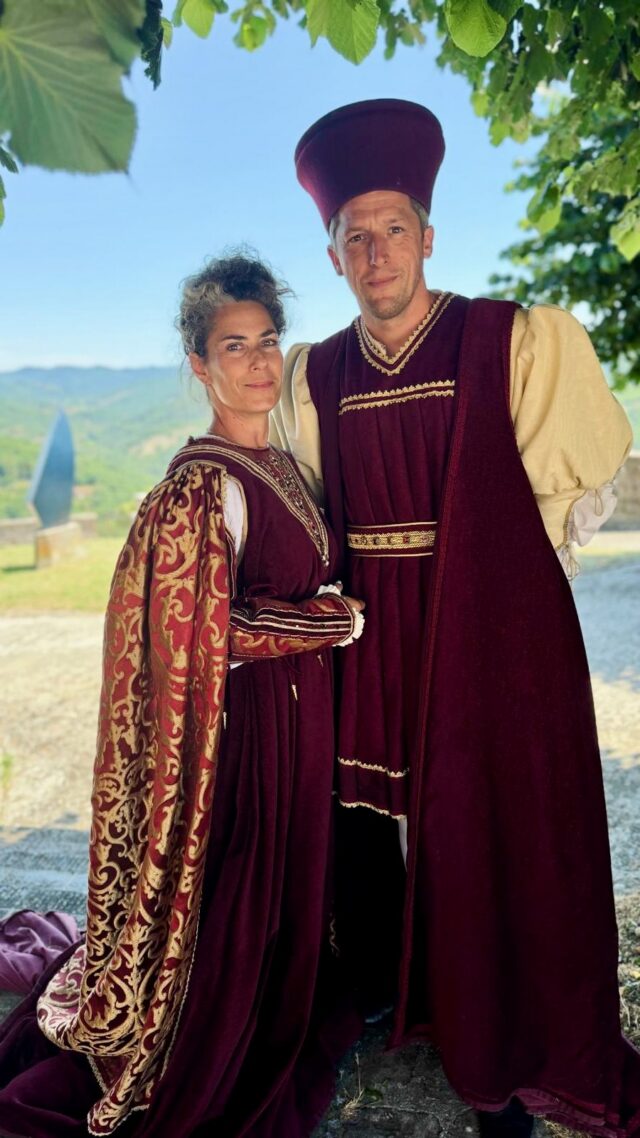 just a normal day in the beautiful medieval village of Montone, Umbria 💚🌿🗝️

#hiddengemitaly 
#piùbelliborghidiitalia 
#umbria 
#medievaldress