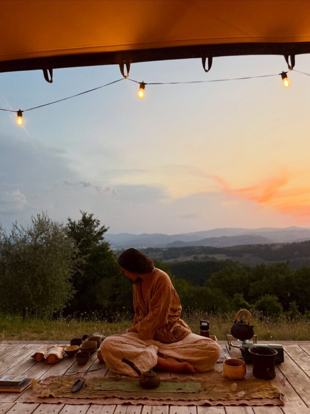 ✨ Come descrivere questi giorni eccezionali? Credo che la profonda stanchezza, avvertita in ogni fibra del mio essere dopo settimane di trasloco sotto un caldo incessante, mi abbia reso incapace di descriverli a parole. Ecco alcune parole scelte per evocare l’atmosfera e le sensazioni; forse anche altri hanno percepito un po’ di magia in questi giorni intorno all’eclissi. 🌒

Giorni sospesi tra raggi bianchi accecanti e dita appiccicose di fichi, serate che offrono i loro doni freschi nella brezza rosata. Corpi sudati, che creano forme selvagge di possibilità e di fiera espressione di sé. Rituali senza tempo in compagnia, sorseggiando, placando la nostra sete e invitandoci a vivere il momento presente. Profumi intensi e persistenti, la natura che insiste, silenziosamente ma senza scusarsi.

Grazie a @manoelabosworth
per la sua presenza rassicurante, le cerimonie del tè e per essere la nostra fata dell’acqua di casa 🧚 Grazie a @benifalcon per averci aiutato a entrare in contatto con le curve e le increspature della vita. ✨

How to describe these exceptional past few days? I think deep layers of fatigue, felt in my every nerve ending from moving house for weeks in unrelenting heat, has stupefied by powers of description. Here a few choice words to conjure up the mood and feeling, perhaps others also felt a little witchy magic during these past days around the eclipse. 
Days hanging somewhere between searing white rays and sticky figgy fingers, evenings offering their cool gifts on the pink breeze. Bodies sweaty, creating wild shapes of possibility and defiant self expression. Timeless rituals in company, sipping, quenching our thirst and calling us into the moment. Smells pungent and lingering, nature insisting, quietly but unapologetically. 

Thank you to @manoelabosworth 
for her grounding presence, tea ceremonies and being our in-house water fairy 🧚 Thank you to @benifalcon for getting us to tap into life’s curves and ripples. ✨